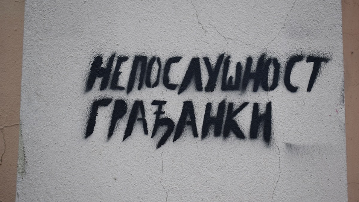 Graffiti on a wall that says, hedonymot patakh